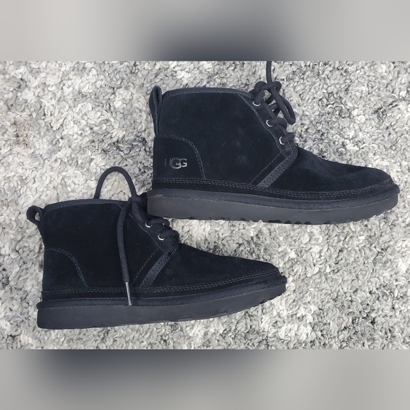 UGG Neumel ll Unisex Boots Velvet Black Size 2 Little Kid - Picture 1 of 11